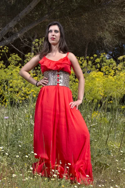 Mujer joven en un vestido rojo — Foto de Stock