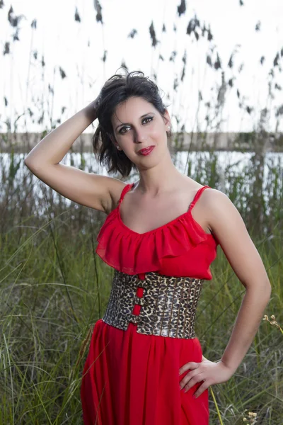 Jonge vrouw in een rode jurk — Stockfoto