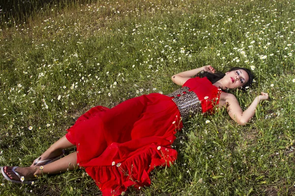 Kırmızı elbiseli genç bayan. — Stok fotoğraf