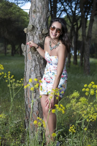 Mujer joven en un vestido corto y ajustado floral —  Fotos de Stock