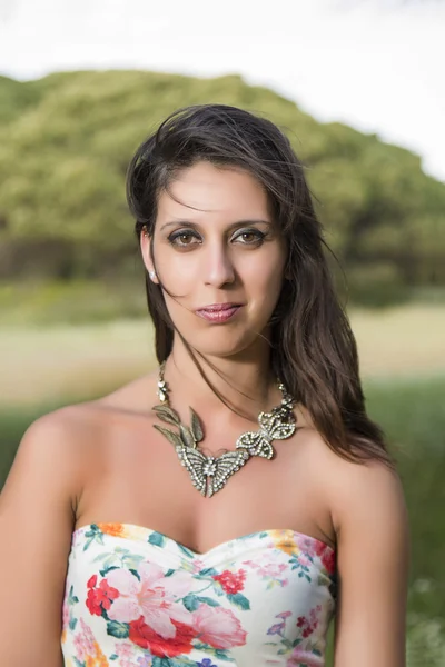 Mujer joven en un vestido corto y ajustado floral —  Fotos de Stock