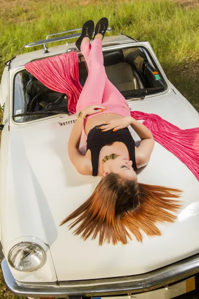 Bella donna in posa su una macchina decappottabile bianca — Foto Stock