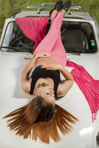 Mulher bonita posando em um carro branco conversível — Fotografia de Stock