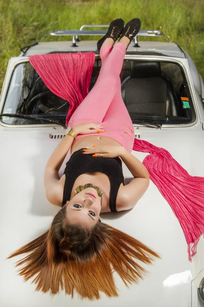 Wanita cantik berpose di mobil putih convertible — Stok Foto