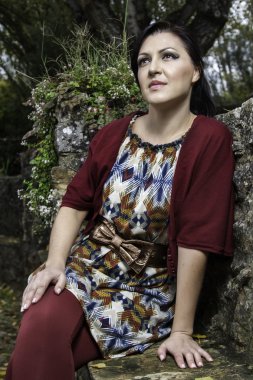 güzel bir genç kadın bir parkın rahatlatır