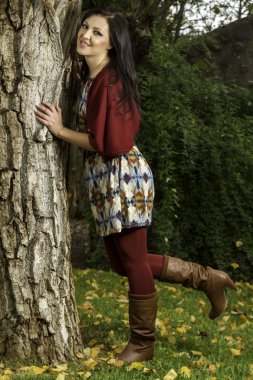 güzel bir genç kadın bir parkın rahatlatır