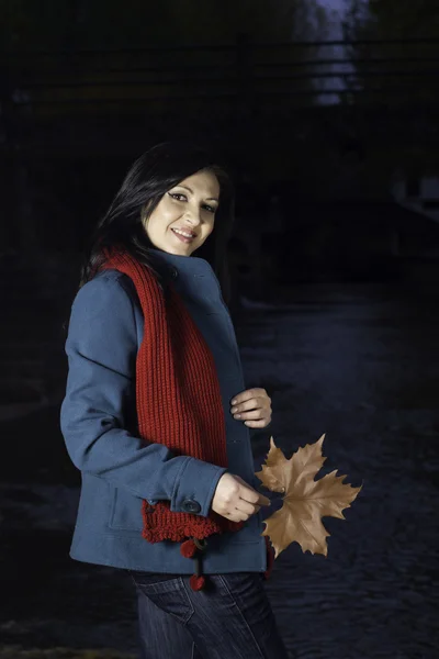 Belle jeune femme joue sur un parc — Photo