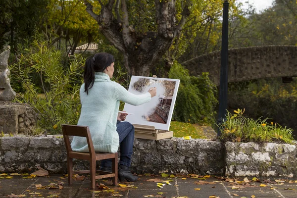 Young woman painting on a park — Stock Photo, Image