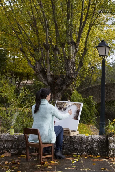 Young woman painting on a park — Stock Photo, Image