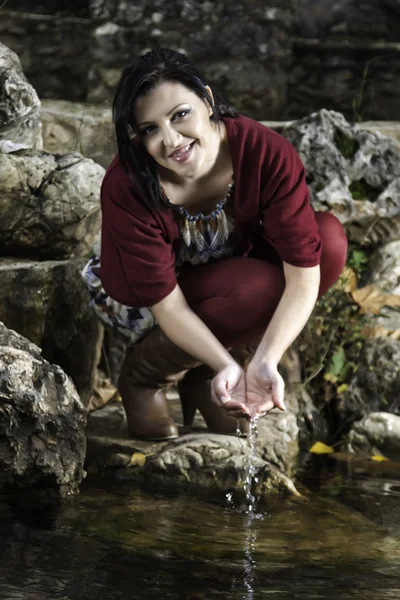 Speelse jonge vrouw op een stadspark — Stockfoto