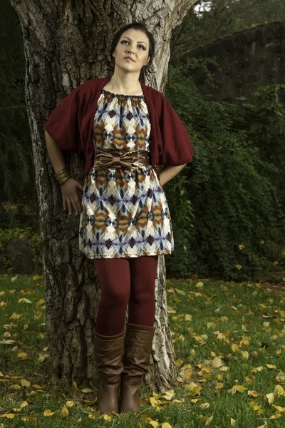 Beautiful young woman relaxes on a park — Stock Photo, Image