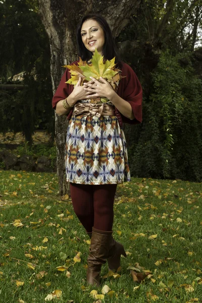Hermosa joven juega con hojas —  Fotos de Stock