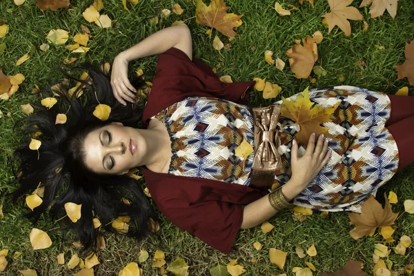Güzel bir genç kadın bir parkın rahatlatır — Stok fotoğraf