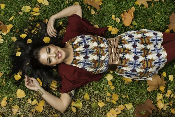 Mooie jonge vrouw ontspant op een park — Stockfoto