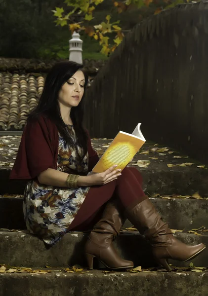 Jonge vrouw lezing op een park — Stockfoto