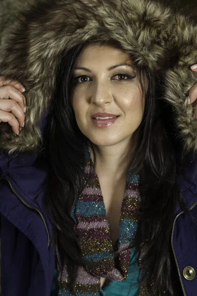 Jonge mooie vrouw met grote harige winter jas — Stockfoto