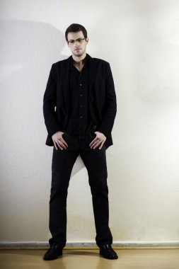 genç adam bir beyaz duvara