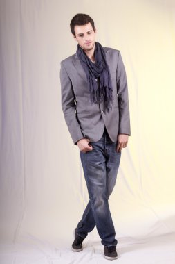 Beyazın üstündeki genç adam