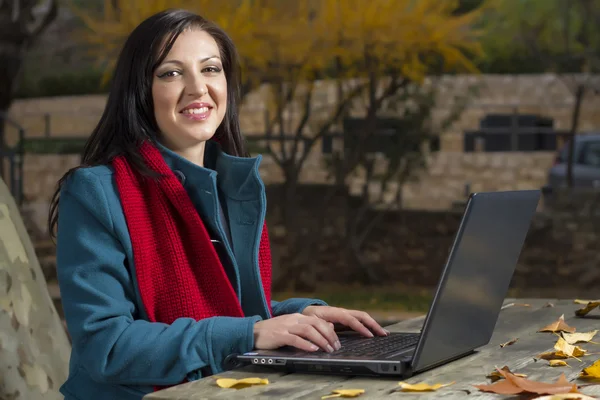 Junge Frau arbeitet an einem Laptop — Stockfoto
