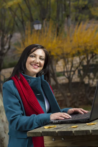 Junge Frau arbeitet an einem Laptop — Stockfoto