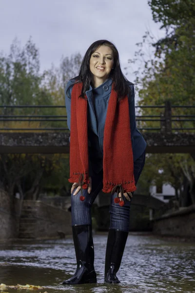 Beautiful young woman plays on a park — Stock Photo, Image