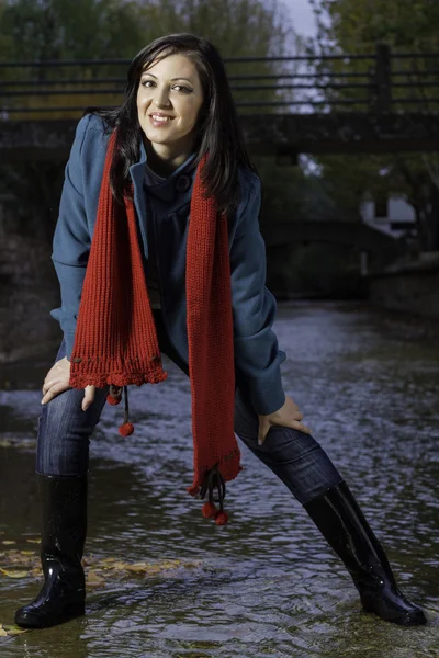 Mooie jonge vrouw speelt op een park — Stockfoto