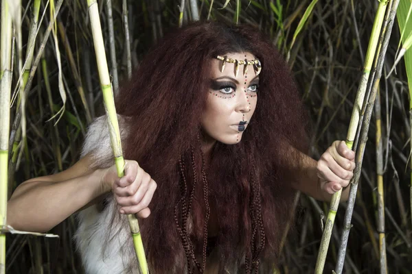 Bela jovem caçador forte guerreiro mulher — Fotografia de Stock