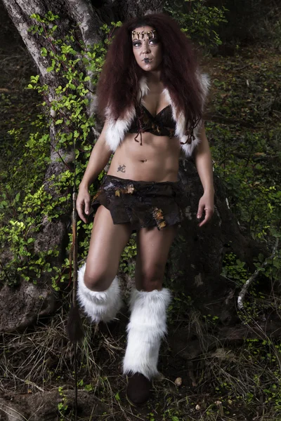 Bella giovane forte cacciatore guerriera donna — Foto Stock