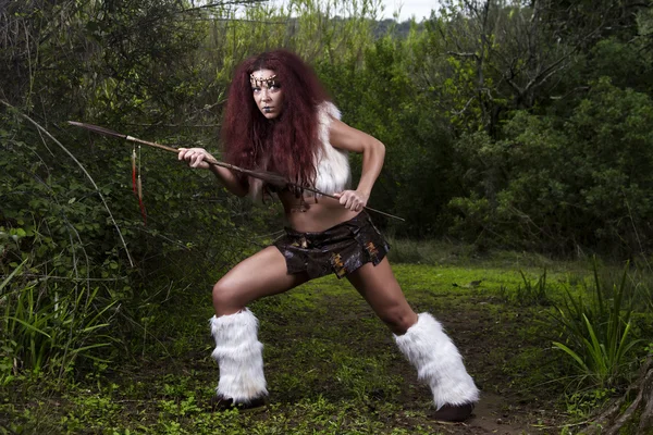 Hermosa joven fuerte cazador guerrero mujer — Foto de Stock