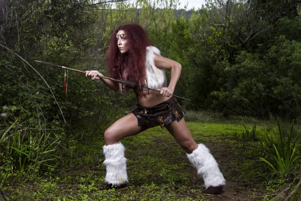 Hermosa joven fuerte cazador guerrero mujer — Foto de Stock