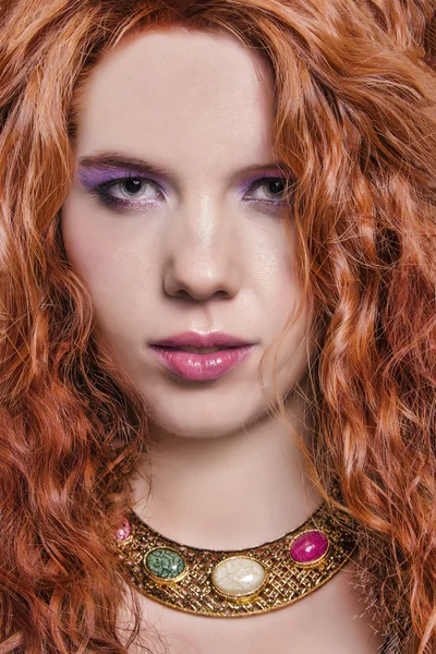 Junge Frau mit roten natürlichen Haaren — Stockfoto