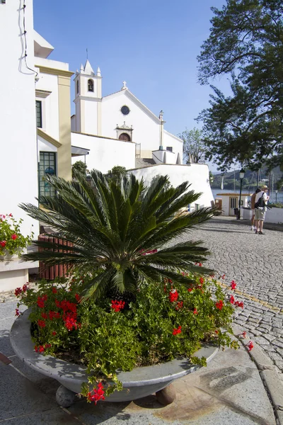 Plaza urbana e iglesia en la ciudad de Alcoutim —  Fotos de Stock