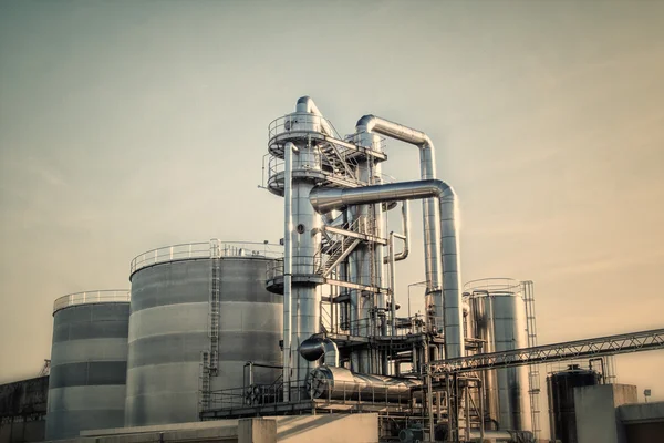 Блестящие трубы нефтеперерабатывающего завода — стоковое фото