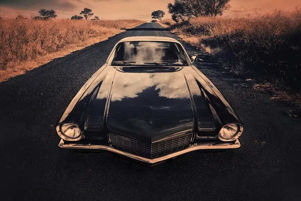 kırsal yolda klasik spor araba