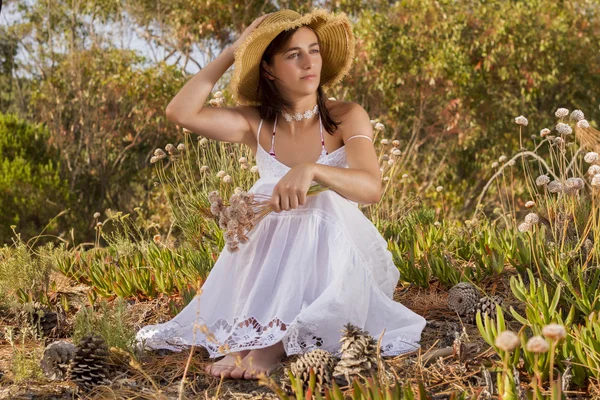 Menina com vestido branco na floresta — Fotografia de Stock