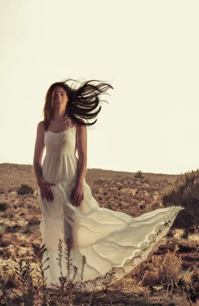 Chica con vestido blanco en el bosque — Foto de Stock