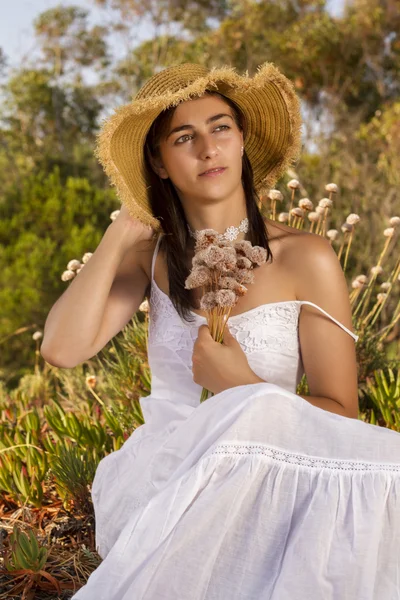 Flicka med vit klänning i skogen — Stockfoto