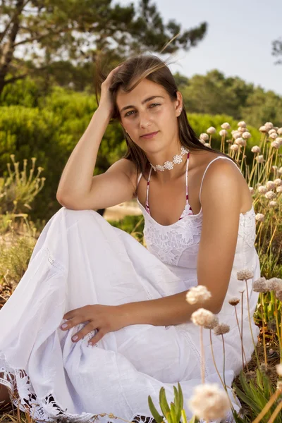 Chica con vestido blanco en el bosque —  Fotos de Stock