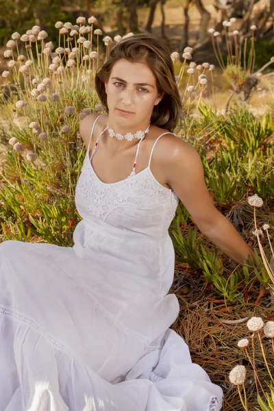 Meisje met witte jurk in het forest — Stockfoto