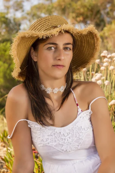 Mädchen mit weißem Kleid im Wald — Stockfoto