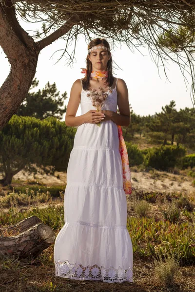 Dívka s bílými šaty v lese — Stock fotografie