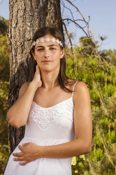 Retrato de una hermosa joven con un vestido blanco largo — Foto de Stock