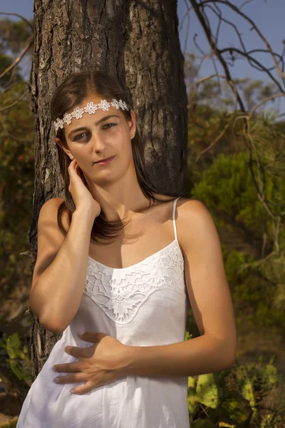 Porträtt av en vacker ung flicka klädd i en lång vit klänning — Stockfoto