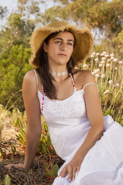 Menina com vestido branco na floresta — Fotografia de Stock