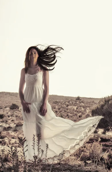 森の中の白いドレスの女の子 — ストック写真