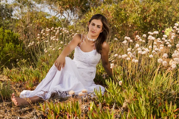 Mädchen mit weißem Kleid im Wald — Stockfoto