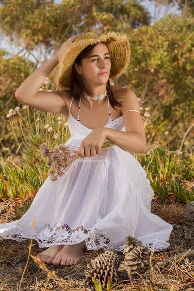 Fille avec robe blanche dans la forêt — Photo