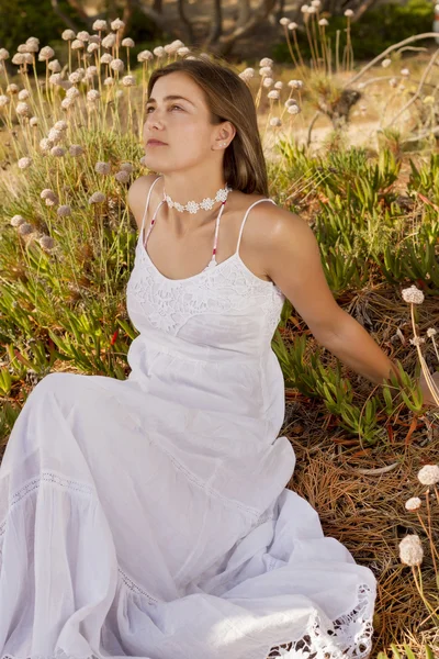 Flicka med vit klänning i skogen — Stockfoto