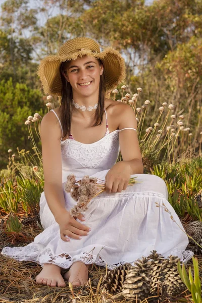 Chica con vestido blanco en el bosque —  Fotos de Stock