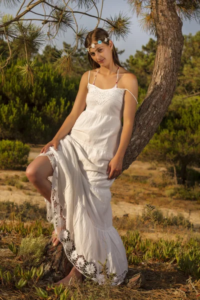 Jeune fille avec une longue robe blanche dans la forêt . — Photo